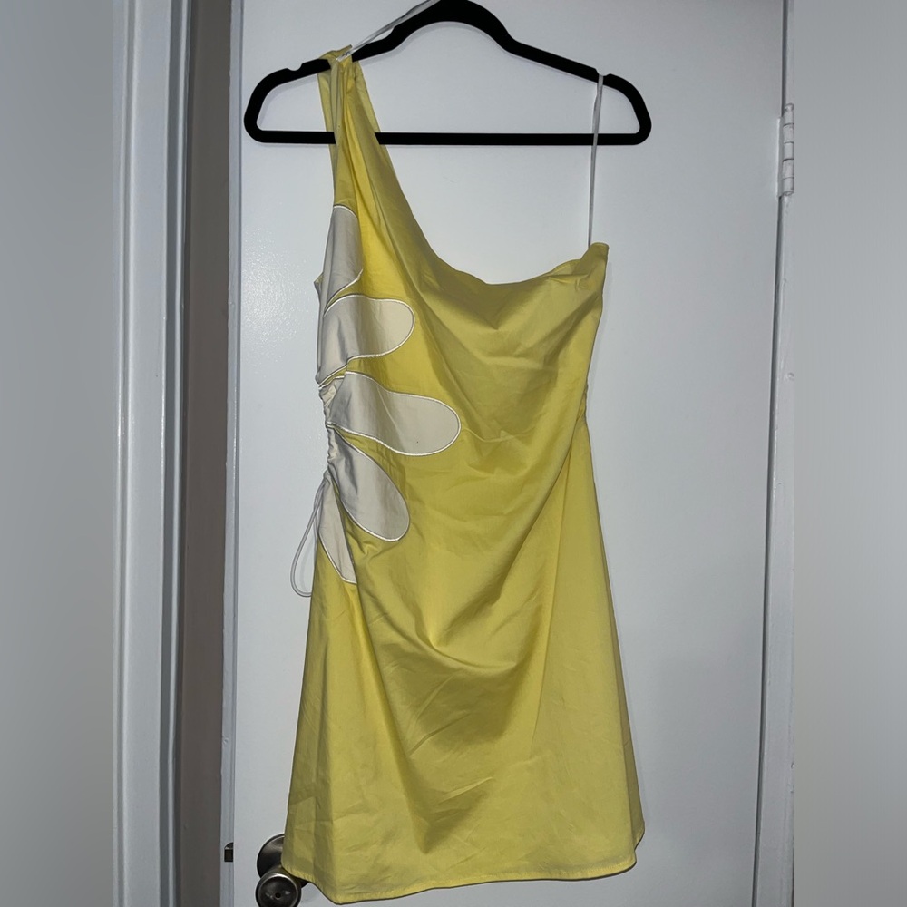 Lulu’s yellow mini dress with flower detail size L